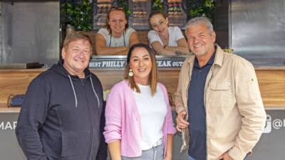 Menschen posieren vor einem Foodtruck auf dem Street Food Market im September 2026
