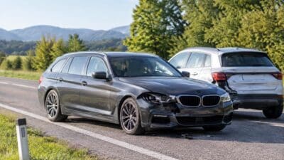 Ein grauer BMW-Kombi und ein silberner Geländewagen nach einem Verkehrsunfall auf einer Landstraße.