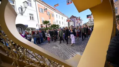 Festumzug zieht zum Auftakt des 663. Wiesenmarkts durch St. Veit