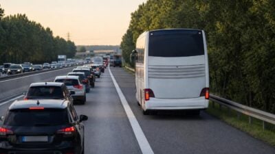 A4: Busse dürfen bei Stau den Pannenstreifen nutzen