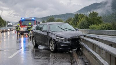A9-Unfall bei Gaishorn: Pkw prallt gegen Mittelleitschiene