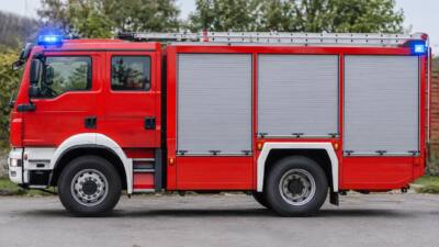 Abschleppdienst birgt Pkw an der Weinstraße aus Straßengraben