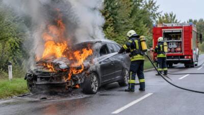 Anrainer verhindert Vollbrand bei Pkw-Brand in Donnersdorf