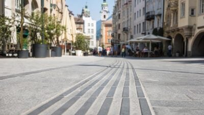 Arbeiten für taktiles Bodenleitsystem starten in Innsbrucks Altstadt