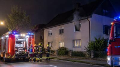 Atemschutztrupp entfernt Dachziegel bei Wohnhausbrand in Stuppach