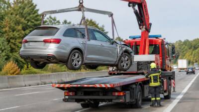Auffahrunfall auf Autobahn Richtung Salzburg: Feuerwehr transportiert Pkw ab