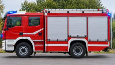 Aufliegerdecke landet nach Brückenstreifer auf L232 bei Weppersdorf