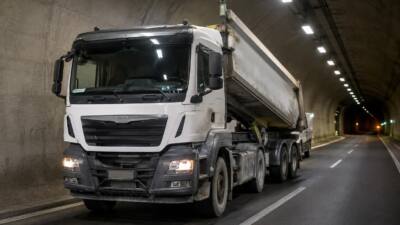 Ausgeklappte Lademulde löst Lkw-Unfall in Fließ aus