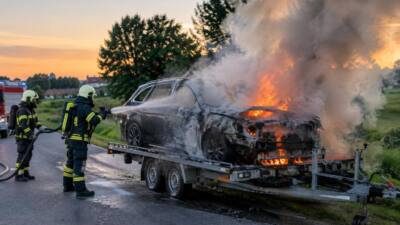 Auto auf Anhänger brennt in Sierninghofen