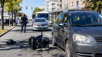 Auto erfasst Elektrorollstuhl in Klagenfurt