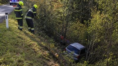 Auto kommt von L100 ab und landet 30 Meter unterhalb der Straße