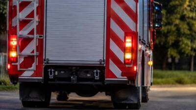 Auto rollt in Grän los und klemmt 63-Jährigen ein