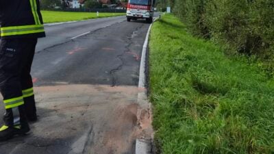 Auffahrunfall auf L12: Drei Fahrzeuge beteiligt