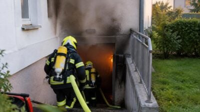 Batteriespeicherbrand in Mank erschwert Löscharbeiten