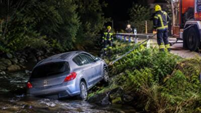 Bei Großarl landet ein Pkw im Bachbett der Großarler Ache