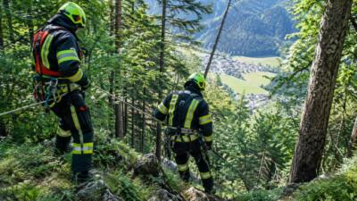 Bergrettung Kufstein birgt Schwestern und Hunde in Niederndorf