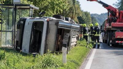 Bezirk Baden: Pritsche überschlägt sich auf B11 zwischen Alland und Heiligenkreuz