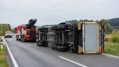 Bezirk Gmunden: Anhänger kippt bei Unfall mit drei Fahrzeugen auf der B145 um