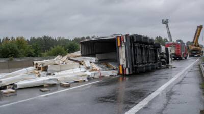 Bezirk Hartberg-Fürstenfeld: Tieflader kippt nach Lkw-Unfall auf der B54 um