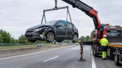 Bezirk Mistelbach: Feuerwehr birgt beschädigten Pkw auf der A5 bei Wolkersdorf