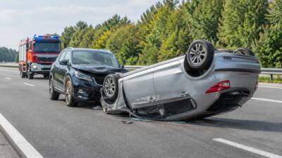 Bezirk Neunkirchen: Zwei Fahrzeuge prallen im Gegenverkehrsbereich der S6 zusammen