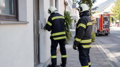 Bezirk Schwaz: Feuerwehr Jenbach zu Tür- oder Fensteröffnung gerufen