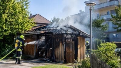 Blitz trifft Laterne in Velden: Holzhütte gerät in Brand