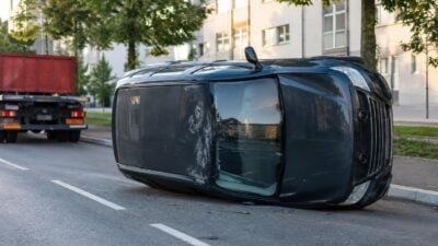 Blitzeinschlag schleudert Kanaldeckel unter Auto bei Hörstorf