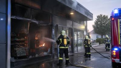 Feuerwehr löscht Brand in Lebensmittelgeschäft in Hof bei Salzburg
