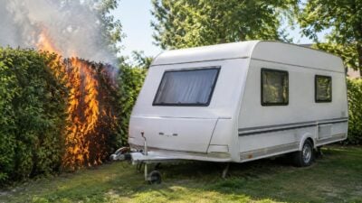Brennende Hecke gefährdet Wohnhaus und Wohnwagen