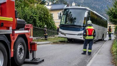 Busbergung am Mühlenweg in Bad Ischl nach Wendemanöver
