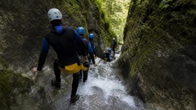 Canyoningteilnehmerin verletzt sich in Oetz am Sprunggelenk