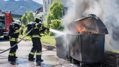 Containerbrand greift in Reutte auf Hausfassade über