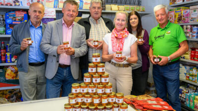 Bienenzuchtverein Klagenfurt spendet Honig an den Sozialmarkt