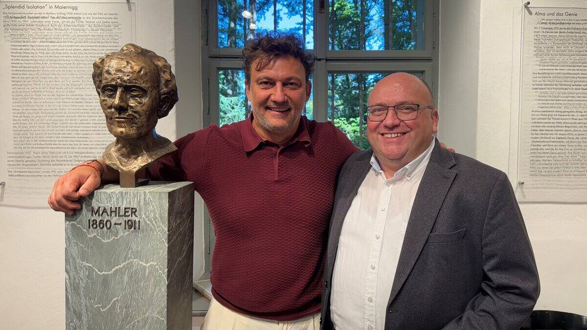 Jonas Kaufmann besucht Mahlerhäuschen in Maiernigg