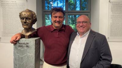 Jonas Kaufmann besucht Mahlerhäuschen in Maiernigg