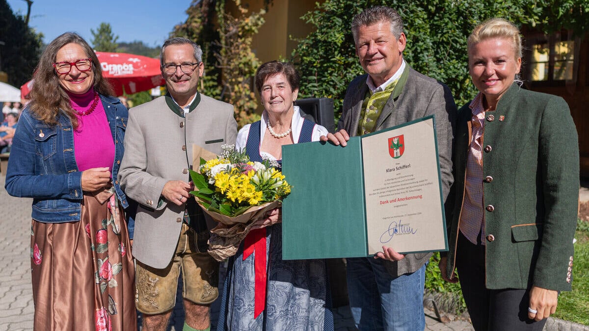 Buschenschank Schifferl in Tessendorf mit Urkunde geehrt