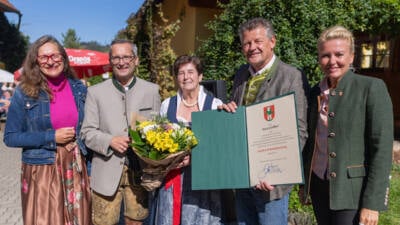 Buschenschank Schifferl in Tessendorf mit Urkunde geehrt
