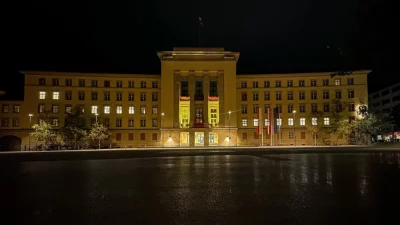 Landhaus 1 in Innsbruck leuchtet im Yellow September gelb