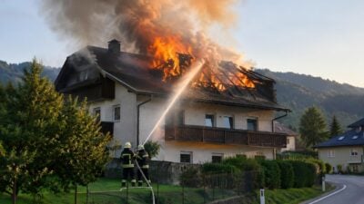 Dachstuhlbrand in Hütten: Feuerwehr Leogang löscht Feuer
