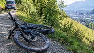 Drei Verletzte nach Kollision auf B 164 in Mühlbach
