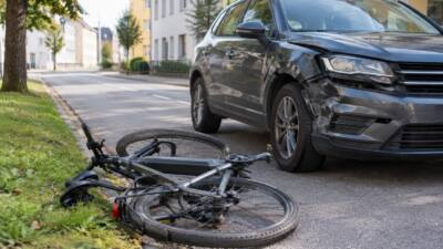 E-Bike-Fahrer bei Kollision in Geretsberg verletzt, Autolenker fährt weiter