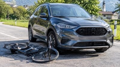 E-Bike-Fahrer bei Pkw-Kollision in Hall in Tirol verletzt
