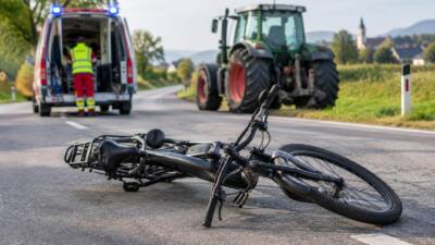 E-Bike-Fahrer bei Traktorunfall in Feldkirchen verletzt