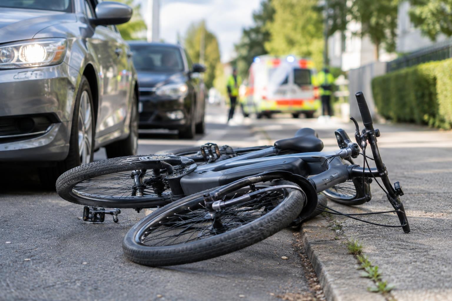 E-Bike-Fahrer prallt in Wolfsberg gegen Fahrradständer