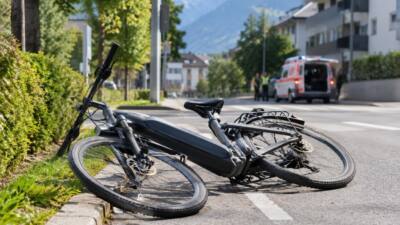 E-Bike-Fahrer stürzt bei Westendorf schwer