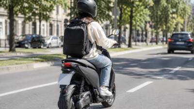 E-Mopeds der Klasse L1e-B fahren ab 1. Oktober auf der Fahrbahn