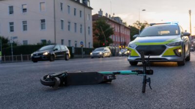 E-Scooter-Fahrer prallt in Wels auf Streifenwagen