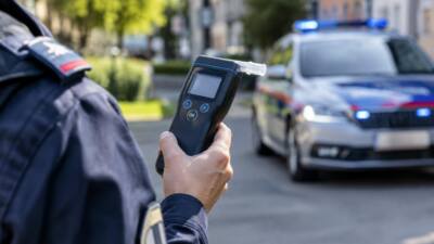E-Scooter-Fahrer stürzt nach Flucht vor Polizei in Stadl-Paura