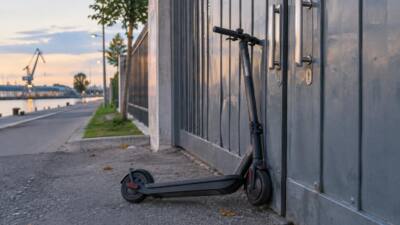 E-Scooter prallt in Tulln gegen Stahltor, Lenker schwer verletzt
